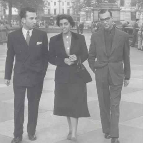With Maria Fernanda and José-Augusto França, Trafalgar Square, 1952